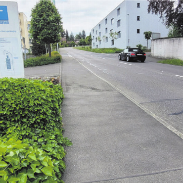 Mehr Sicherheit für Fussgänger - Hier, auf der Höhe der Firma Medewo, ist einer von zwei Zebrastreifen samt Mittelinsel geplant, die Strasse wird dafür verbreitert. Bild: chh