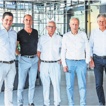 Wachstum geht weiter - Haben sich gefunden: (von links): Geschäftsleiter Manuel Zumstein (links) und VR-Präsident Philipp Zumstein (rechts) mit den bisherigen Eigentümern Dominic, Werner und Rudolf Schmid (von links). Bild: zg