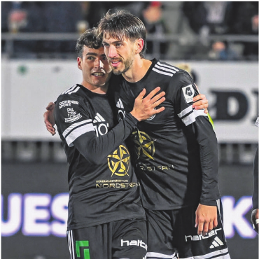 Ex-Wohler geht zum Meister - Nach 479 Spielen und 125 Toren ist Schluss. Simone Rapp (rechts) bei seiner allerletzten Auswechslung vor wenigen Tagen im Dress des FC Wil. Bild: FC Wil