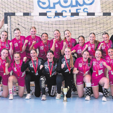 «Erster Titel als Trainer» - Die U18-Juniorinnen der Spono Eagles mit Trainer Mimmo Di Simone (ganz links). Bild: zg
