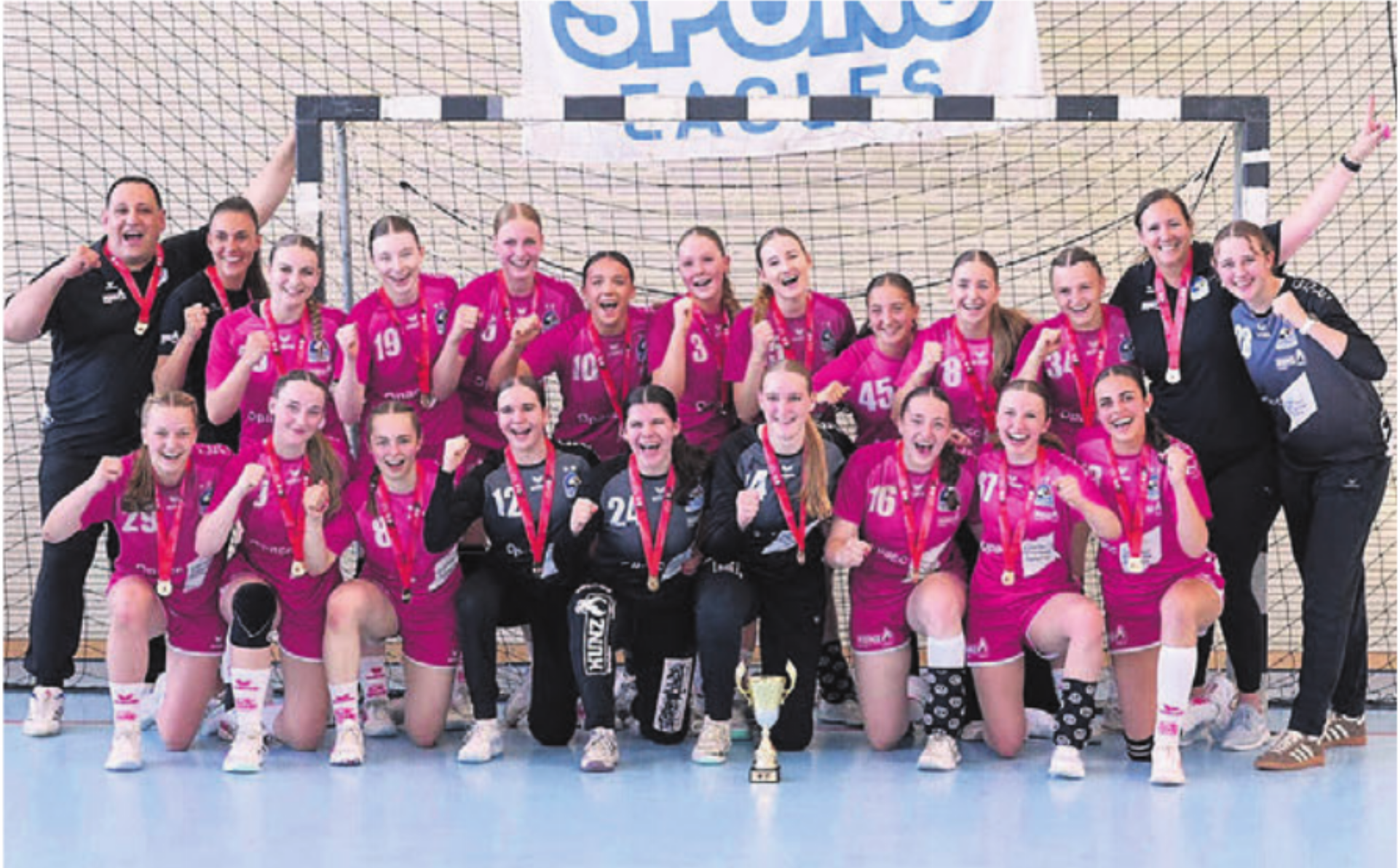 Die U18-Juniorinnen der Spono Eagles mit Trainer Mimmo Di Simone (ganz links). Bild: zg - Das Bild wird blockiert. – Möglicherweise durch einen aktiven Adblocker.