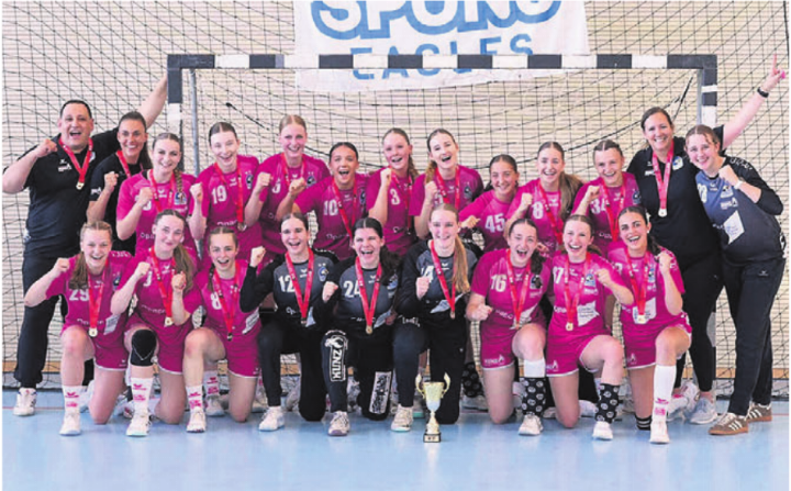 Die U18-Juniorinnen der Spono Eagles mit Trainer Mimmo Di Simone (ganz links). Bild: zg