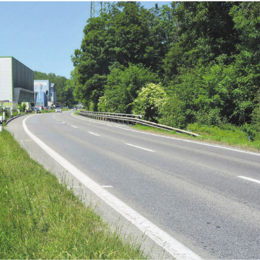 Start der Bauarbeiten - Ab Juni herrscht an der Fischbacherstrasse eine Grossbaustelle. Es wird eine provisorische Fahrbahn erstellt, damit der Verkehr vorerst uneingeschränkt zweispurig fliessen kann. Bilder: Sabrina Salm