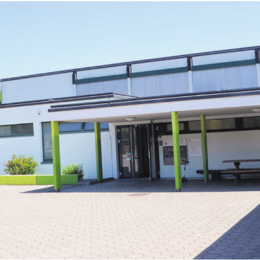 Drei Bauprojekte für Aristau - Bei der Turnhalle Aristau besteht Handlungsbedarf. Als Entscheidungsgrundlage für das weitere Vorgehen sollen nun verschiedene Optionen geprüft werden. Bild: Thomas Stöckli