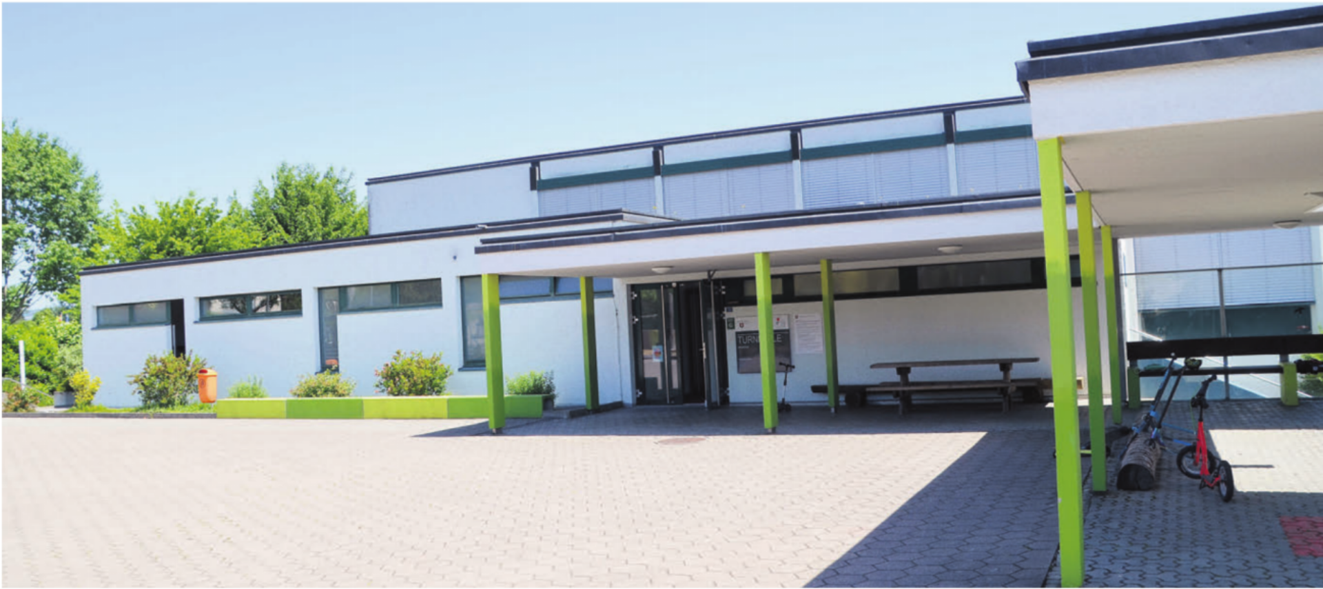 Bei der Turnhalle Aristau besteht Handlungsbedarf. Als Entscheidungsgrundlage für das weitere Vorgehen sollen nun verschiedene Optionen geprüft werden. Bild: Thomas Stöckli - Das Bild wird blockiert. – Möglicherweise durch einen aktiven Adblocker.