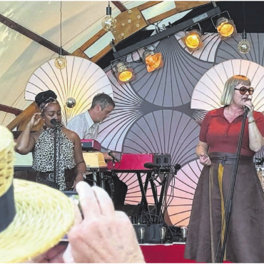 Historie inspiriert noch heute - Soulsängerin und die Strohindustrie-Blütezeit im Mittelpunkt: Nicole Bernegger mit Band passte bestens zum Strohmuseum-Jubiläum. Bild: Andy Müller