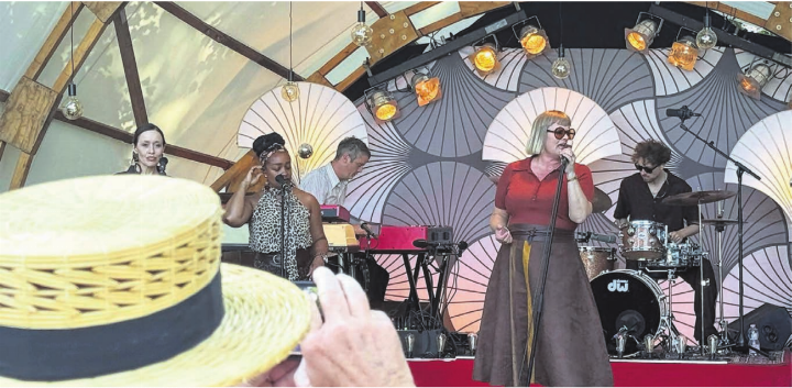 Soulsängerin und die Strohindustrie-Blütezeit im Mittelpunkt: Nicole Bernegger mit Band passte bestens zum Strohmuseum-Jubiläum. Bild: Andy Müller Soulsängerin und die Strohindustrie-Blütezeit im Mittelpunkt: Nicole Bernegger mit Band passte bestens zum Strohmuseum-Jubiläum. Bild: Andy Müller
