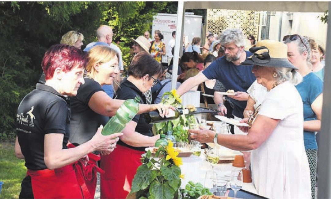 Das Team vom Restaurant Rössli schaute, dass alle Besucherinnen und Besucher immer wieder gut verpflegt wurden. Das Team vom Restaurant Rössli schaute, dass alle Besucherinnen und Besucher immer wieder gut verpflegt wurden.