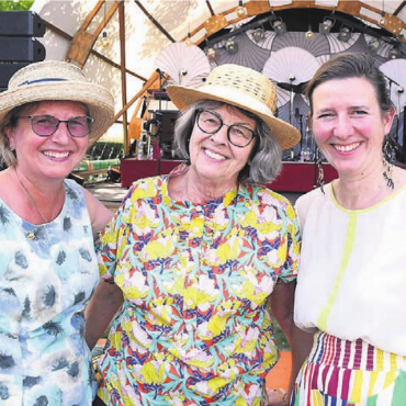Historie inspiriert noch heute - Dieses Bild gab es so praktisch noch nie, Kultursekretärinnen unter sich (v. l.): Claudia Nick, Iris Küng (beide ehemalige) und die aktuelle Kultursekretärin Simone Pallecchi.