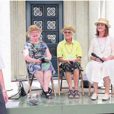 Historie inspiriert noch heute - Corina Haller (rechts) und Daniel Güntert (links) führten durch 50 Jahre Strohmuseum. Und die drei Frauen in der Mitte prägten die Entwicklung des Strohmuseums mit, auf den Stühlen (v. l.): Elisabeth Zimmermann, Yvonne Amsler und Anna Hegi. Bild: Walter Minder