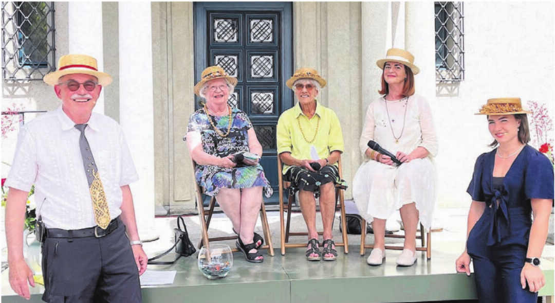 Corina Haller (rechts) und Daniel Güntert (links) führten durch 50 Jahre Strohmuseum. Und die drei Frauen in der Mitte prägten die Entwicklung des Strohmuseums mit, auf den Stühlen (v. l.): Elisabeth Zimmermann, Yvonne Amsler und Anna Hegi. Bild: Walter Minder Corina Haller (rechts) und Daniel Güntert (links) führten durch 50 Jahre Strohmuseum. Und die drei Frauen in der Mitte prägten die Entwicklung des Strohmuseums mit, auf den Stühlen (v. l.): Elisabeth Zimmermann, Yvonne Amsler und Anna Hegi. Bild: Walter Minder