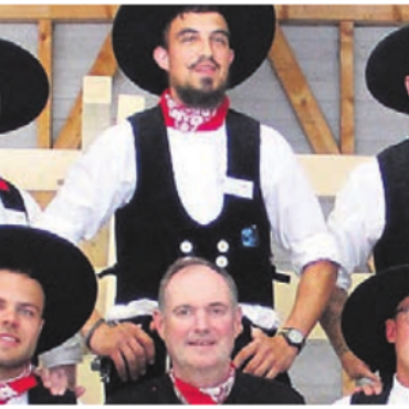 Volksfest-Atmosphäre beim Jubiläum - Umringt von seinen Zimmerleuten: Geschäftsführer Josef Karl Koch. Bild: pf