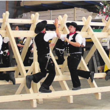 Volksfest-Atmosphäre beim Jubiläum - Volksfeststimmung beim traditionellen Zimmermann-Klatsch auf dem schwebenden Dachstuhl. Bilder: Patrick Fischer