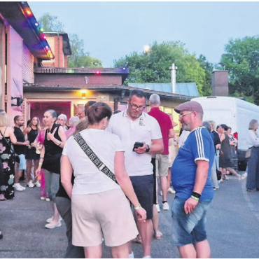 Der Star kommt nach Hause - Vor dem Kulturwerk Bleichi suchten die Konzertbesucher etwas Abkühlung, denn drinnen war es heiss.