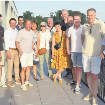 Weiter auf der Erfolgsspur - In den neuen Firmenräumen der Jost Wohlen AG hielt die GLP ihre Versammlung ab und die Mitglieder durften auf der Dachterrasse einen wunderbaren Ausblick geniessen. Bild: zg