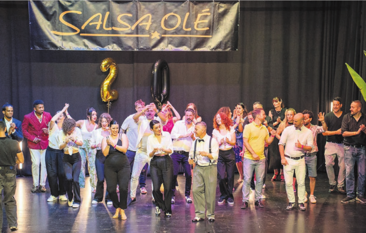 Bei der Show wurden die besondere Tanzschule und alle beteiligten Menschen gebührend gefeiert. Bei der Show wurden die besondere Tanzschule und alle beteiligten Menschen gebührend gefeiert.