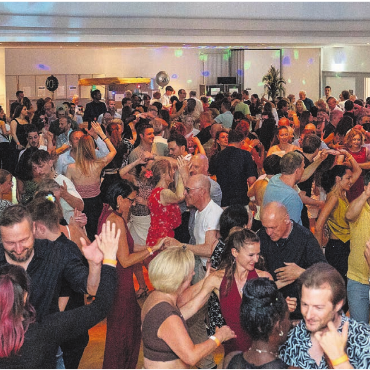 Ein Abend voller Tanz - Volle Hütte: Das Casino voller tanzender und glücklicher Menschen.    Bilder: Stefan Hotz