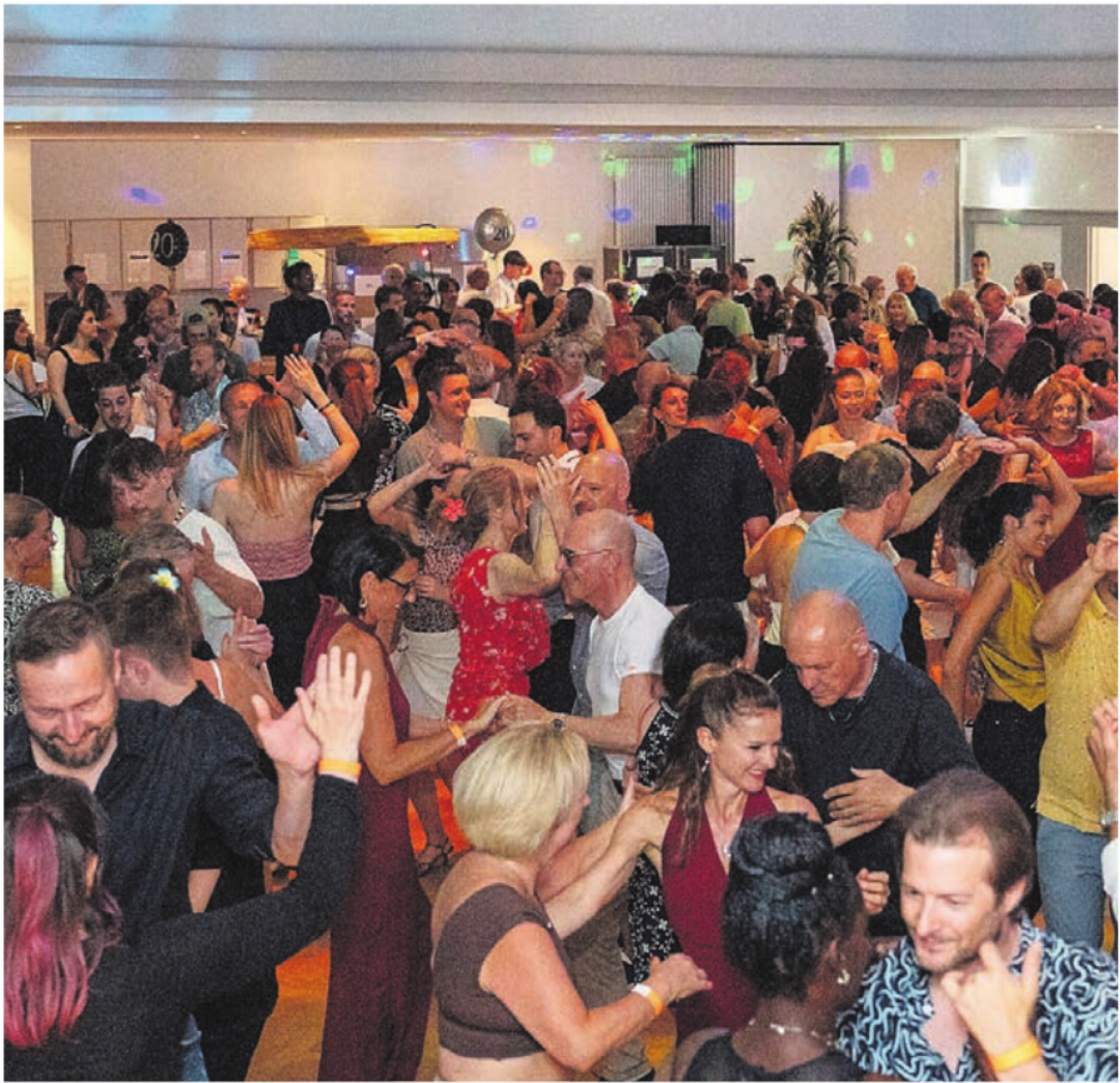 Volle Hütte: Das Casino voller tanzender und glücklicher Menschen. Bilder: Stefan Hotz Volle Hütte: Das Casino voller tanzender und glücklicher Menschen. Bilder: Stefan Hotz