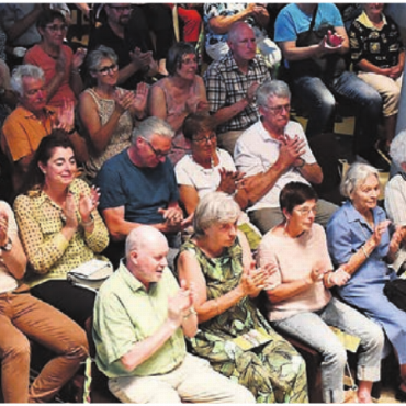 Full House bei gefühlten 40 Grad - Die Konzertbesucher trotzen der Hitze in der Kirche und tragen mit ihrem Applaus dazu bei, dass die Temperatur gleich noch mehr ansteigt.