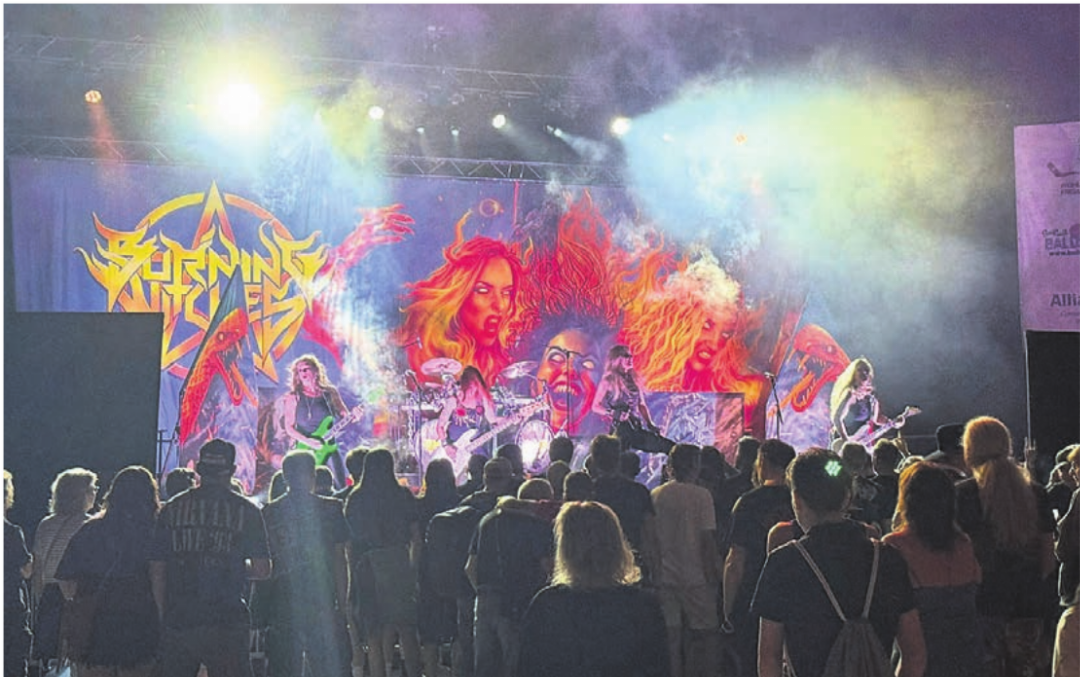 Die «Burning Witches» lieferten am Freitagabend ihre Show ab. Der HC Wohlen Freiamt hätte sich da schon etwas mehr Besucher gewünscht. Bilder: jl Die «Burning Witches» lieferten am Freitagabend ihre Show ab. Der HC Wohlen Freiamt hätte sich da schon etwas mehr Besucher gewünscht. Bilder: jl