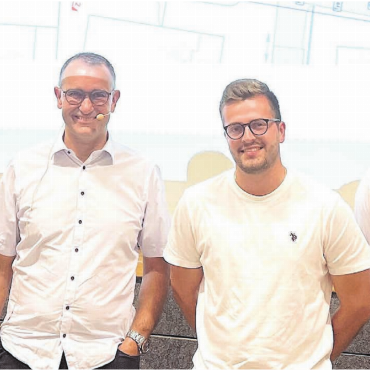 Sanierung ist eine Knacknuss - Informierten detailliert über das Sanierungsprojekt (v. l.): Tom Busslinger, Vizeammann Laurenz Meier, Timon Obi und Michael Leuppi. Bilder: Walter Minder / zg