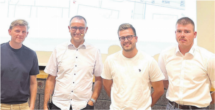 Informierten detailliert über das Sanierungsprojekt (v. l.): Tom Busslinger, Vizeammann Laurenz Meier, Timon Obi und Michael Leuppi. Bilder: Walter Minder / zg Informierten detailliert über das Sanierungsprojekt (v. l.): Tom Busslinger, Vizeammann Laurenz Meier, Timon Obi und Michael Leuppi. Bilder: Walter Minder / zg