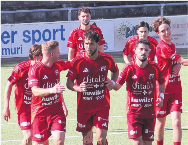 Tihomir Grabovica (Mitte) erlöste soeben mit dem 2:0 sein Team. Bild: pf Tihomir Grabovica (Mitte) erlöste soeben mit dem 2:0 sein Team. Bild: pf