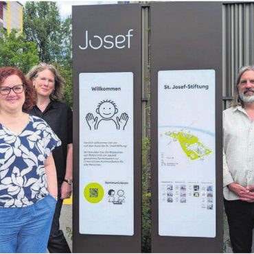 Allen den Weg weisen - Stolz auf ihr Werk (von links): Thomas Bopp (Stiftungsleiter), Alexandra Günter (Wohngruppenleiterin), Mirjam Hegenbarth (Kommunikation), Marcel Heeg (Projektleiter) und der beauftragte Axel Steinberger (Geschäftsleiter «Integral») präsentieren einen von 25 neuen Wegweisern auf dem Stiftungsgelände. Sie sind Teil des Projekts «Signaletik» der St. Josef-Stiftung.   Bilder: Marco Huwyler