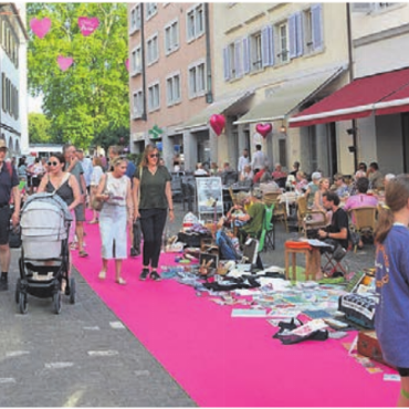 Models in der Marktgasse - Proppenvolle Marktgasse: «Städtli mit Herz» hat im Vorjahr auf Anhieb seinen Platz in den Herzen der Bremgarter Lädeler gefunden.