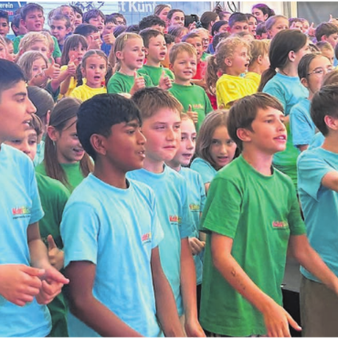 Hausgemachte Freude - Die Jugend wurde in Künten gefeiert. Mit der Uraufführung ihres Küntener Lieds sorgten die Kids für Stimmung – und einen Ohrwurm, der das ganze Wochenende nachhallte. Bilder: Sabrina Salm / zg (1)