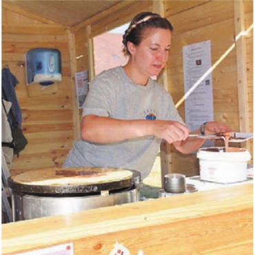 Hausgemachte Freude - Die Küntener Vereine trugen zum Fest mit Foodständen und Bar bei.