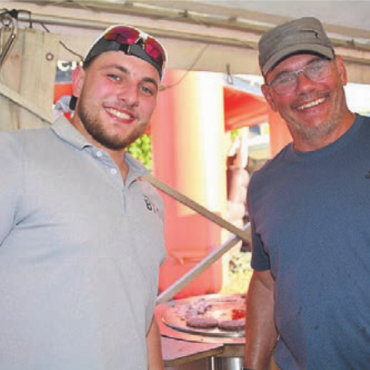 Hausgemachte Freude - Glänzen nicht nur im Bob, sondern auch am Grill: Bobsportler Nils Reich (links) und sein Vater Christian.