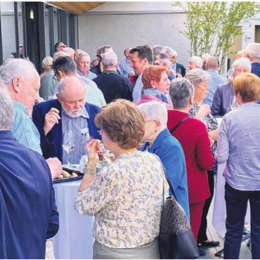 Aargauer Ortsbürgerweine - Die Gäste fühlten sich bereits beim Apéro auf der Terrasse wohl und genossen den ganzen Abend.    Bild: zg