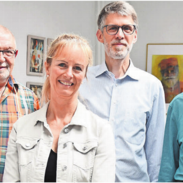 Gesichter und Geschichten - Freuen sich auf die erste thematisierte Ausstellung (v. l.): Helene Basler, Künstlerin; Joachim Thomaser, Künstler; Sonja Isler-Rüttimann, Vizeammann und Präsidentin Kulturkommission; Robert Keller, Kunstkommission; Paul Egli, Künstler, und Vrena Schütz, Kunstkommission. Bild: Monica Rast