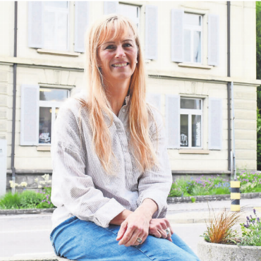Die Allrounderin mit viel Energie - Vielfältig in einem riesigen Ressort unterwegs: Frau Vizeammann Sonja Isler-Rüttimann liegt beispielsweise die Zukunft der Gemeindebibliothek (im Hintergrund) am Herzen. Dort möchte sie bei der Weiterentwicklung vorwärtsmachen.
Bild: Daniel Marti