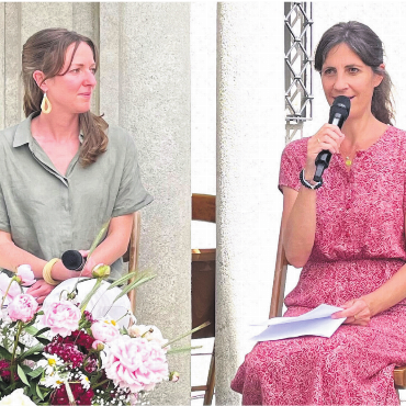 Vom Archiv auf die Tapete - Im Gespräch mit Miriam Rorato (rechts): Salome Bruggisser (links) will auch künftig mit Strohschmuck arbeiten. Bilder: Walter Minder