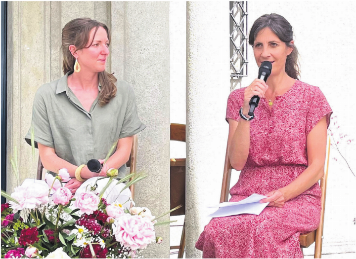Im Gespräch mit Miriam Rorato (rechts): Salome Bruggisser (links) will auch künftig mit Strohschmuck arbeiten. Bilder: Walter Minder