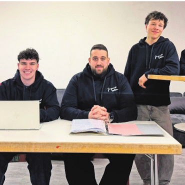 Eine Welt voller Erlebnisse - Die Lagerleitung des Sommerlagers (v. l.): Lionel Parvex, Loris DAgostino, Marco Caliguri, Thierry Weiss, Jan Degischer. Bild: zg