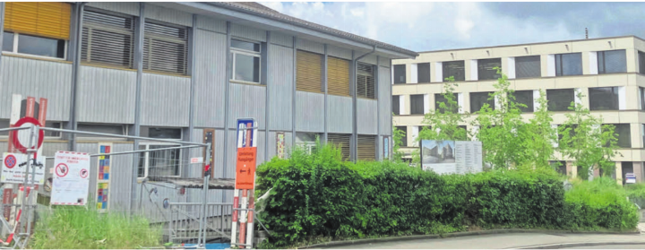 SVP-Grossrat Manfred Breitschmid fordert eine vertiefte Prüfung der Wiederverwendung des Halde-Pavillons (links). «Der Pavillon hat seine wirtschaftliche Lebensdauer überschritten», so der Gemeinderat. Bild: dm