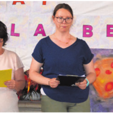 Mehr Farbe in die Welt bringen - Das Team angehender Katechetinnen und Katecheten präsentierte die Vernissage (v. l.): Martina Koch, Katharina Althaus, Marta Tabken, Daniel Baumann. Bild: tre