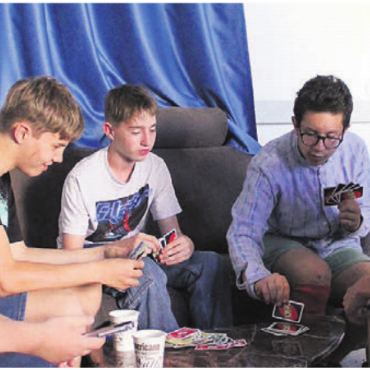Von «mir doch egal» bis «megaschade» - Sind regelmässig im «Träff», von links: Dino, Andrin, Oliver, Jason und Josua beim Kartenspielen.