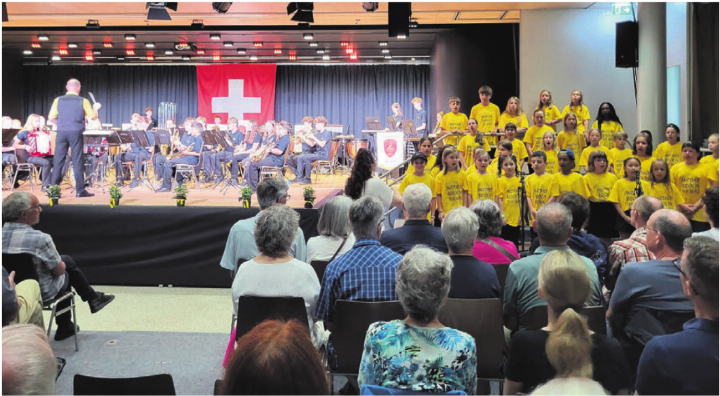 Die Brass Hoppers werden vom Kinderchor Villmergen gesanglich unterstützt. Bilder: str