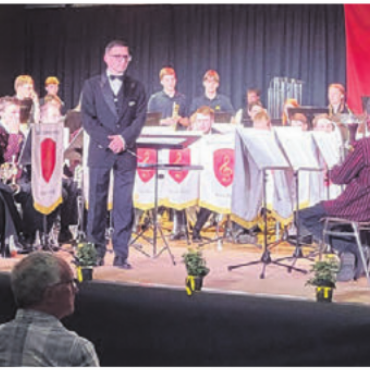 Auf der grossen Bühne bestanden - Die jungen Hoppers und die Swiss Armed Forces Brass Band harmonierten überzeugend.