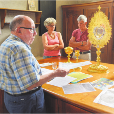 Kirchenschätze bestaunt - Lokalhistoriker Toni Imbach (links) präsentierte die Schätze der Kirche Hägglingen. Bild: tre