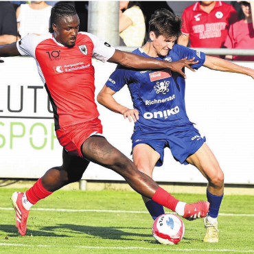 «Der Moment ist gekommen …» - Javi Gabathuler (rechts, hier beim Testspiel gegen Aarau im Sommer 2025) war nun fünf Jahre Teil des FC Wohlen in der 1. Liga classic. Nun verlässt er den Verein. 
Bild: Andy Müller / Archiv