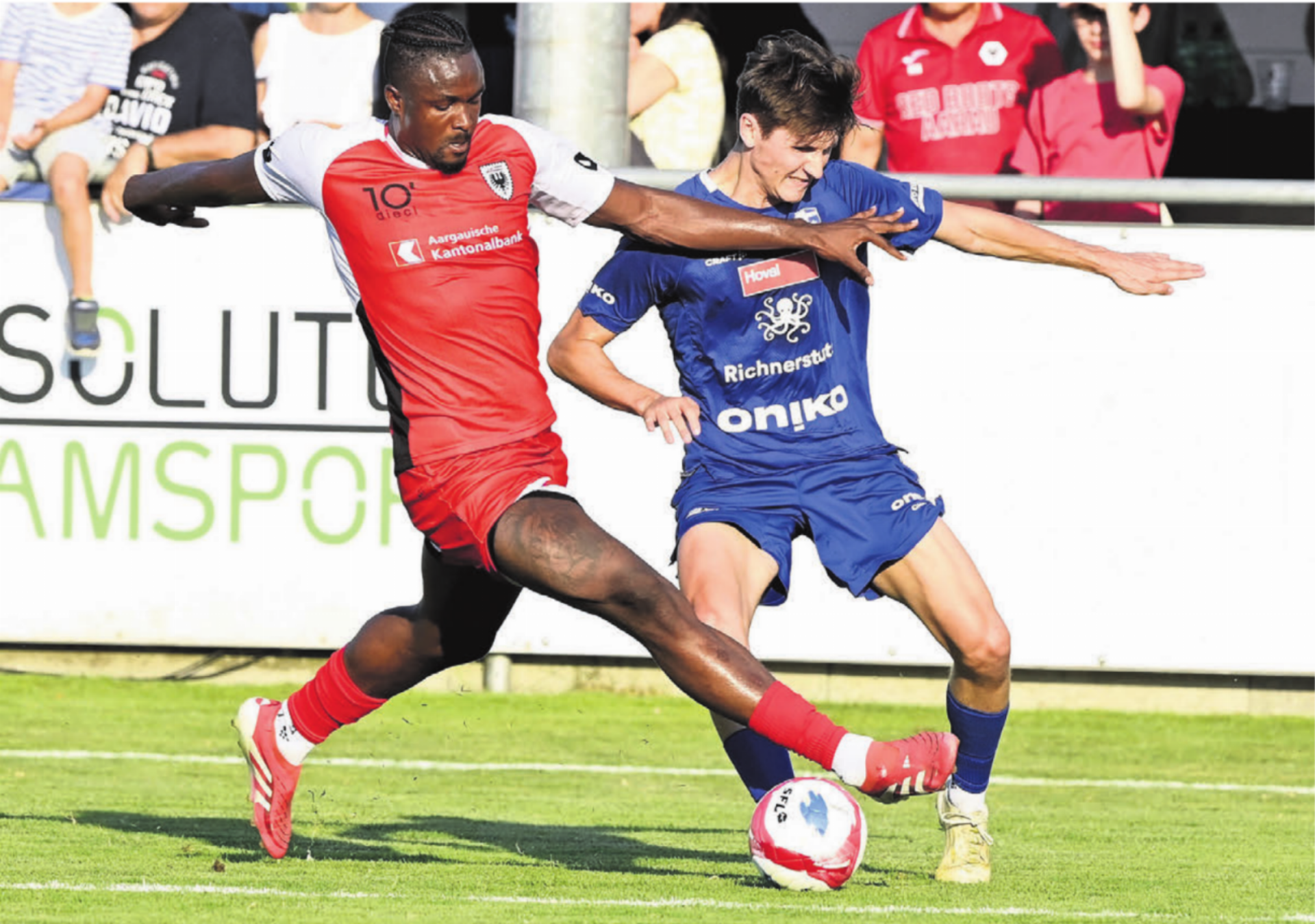 Javi Gabathuler (rechts, hier beim Testspiel gegen Aarau im Sommer 2025) war nun fünf Jahre Teil des FC Wohlen in der 1. Liga classic. Nun verlässt er den Verein. 
Bild: Andy Müller / Archiv - Das Bild wird blockiert. – Möglicherweise durch einen aktiven Adblocker.