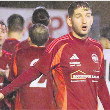 Rot, eine Stunde Unterzahl – und doch weiter ungeschlagen - Flog nach einer Notbremse im Derby gegen Niederwil vom Platz: Bremgarten-Verteidiger Almir Pnishi. Bild: Archiv/jl