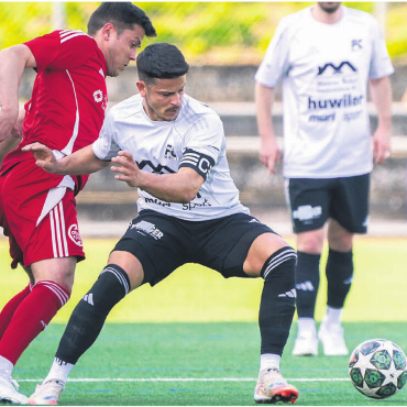 Die letzte Chance ? - Simone Parente (rechts) und der FC Muri im Duell gegen Suhr. Obwohl die Suhrer auch zu den direkten Konkurrenten der Freiämter in der Spitzengruppe zählen, sind sie jetzt auf ihre Schützenhilfe angewiesen. Bild: Archiv/any