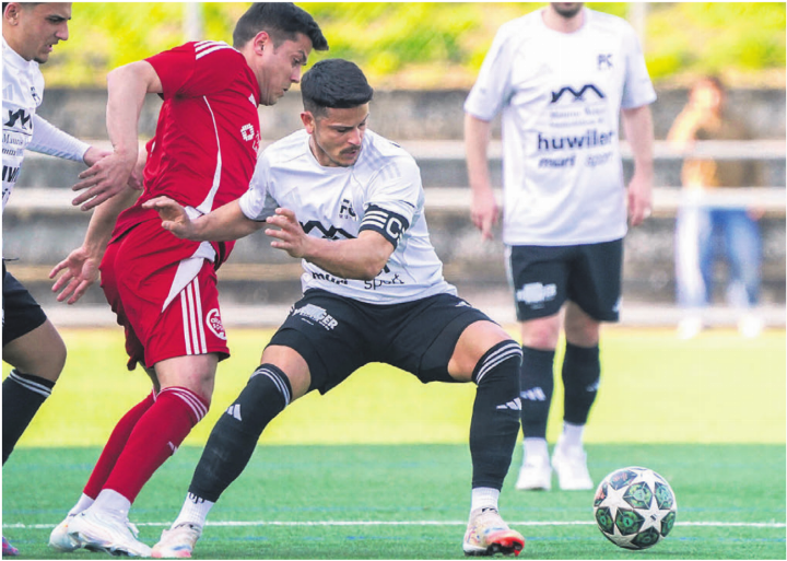 Simone Parente (rechts) und der FC Muri im Duell gegen Suhr. Obwohl die Suhrer auch zu den direkten Konkurrenten der Freiämter in der Spitzengruppe zählen, sind sie jetzt auf ihre Schützenhilfe angewiesen. Bild: Archiv/any