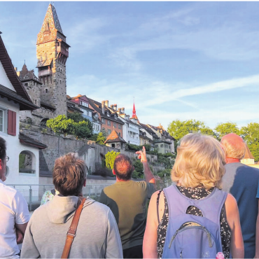 Das Leben der Segler in Bremgarten - Der Naturschutzbiologe Markus Senn erklärt den Teilnehmenden, wie die Alpensegler im Muri-Amthof nisten. Bilder: tyb